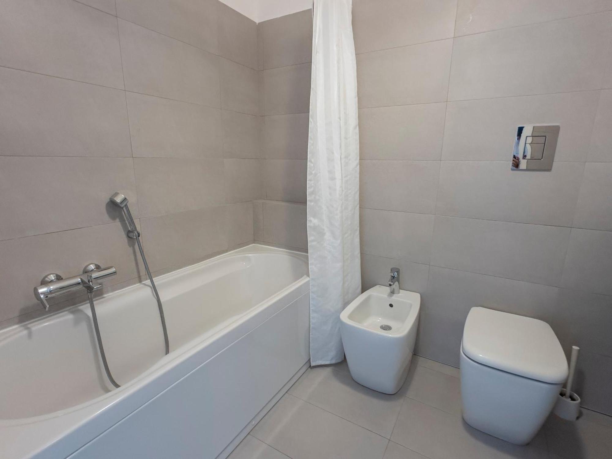 Luxury - Cesare Battisti 26a